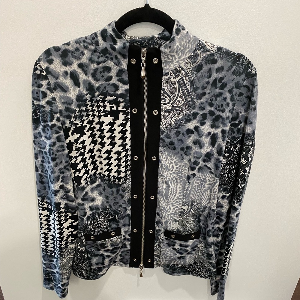 Size 6 zip top by Joseph Ribkoff - absolutely stunning - animal print